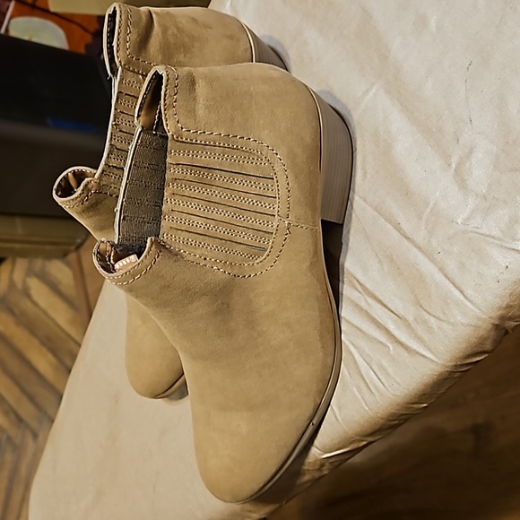 American Eagle Womens Chelsea Boots Size 12 W in tan - Picture 5 of 6